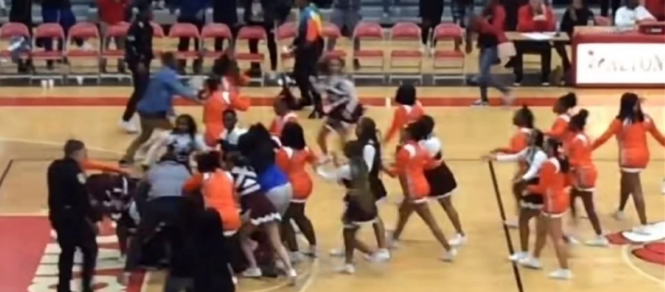 ΗΠΑ: «Μαλλιά κουβάρια» έγιναν οι τσιρλίντερ σε αγώνα μπάσκετ - Δείτε το βίντεο με το άγριο ξύλο